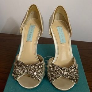 Betsey Johnson SB-GOWN ivory/satin peep toe heel
